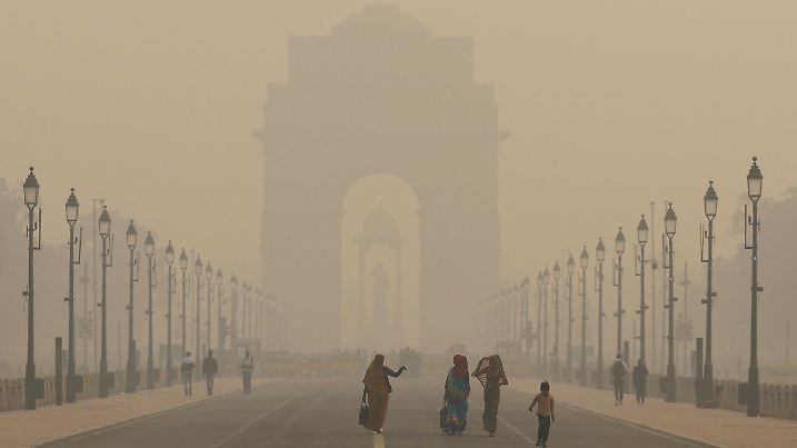 Women walk on a road near India Gate as the sky is enveloped with smog after Delhi's air quality worsened due to air pollution, in New Delhi, India, November 19, 2024. REUTERS/Anushree Fadnavis
