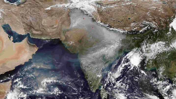 NASAs Worldview zeigt Indien aus dem Weltall mit einer dichten Smog-Wolke darüber