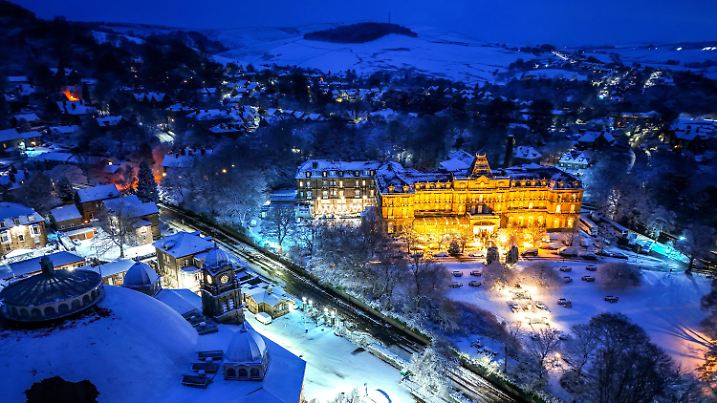 19.11.2024, Großbritannien, Buxton: Schneebedeckte Gebäude im frühen Morgenlicht nach dem nächtlichen Schneefall. Das Vereinigte Königreich bereitet sich auf Schnee, Eis und kalte Temperaturen vor, denn in den kommenden Tagen könnten bis zu 20 cm Schnee fallen. Foto: Peter Byrne/PA Wire/dpa +++ dpa-Bildfunk +++