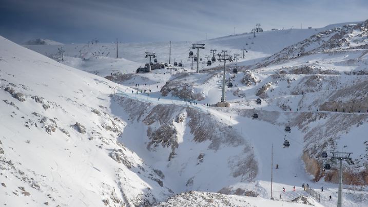 The famous snowed mountain of Parnassos with popular ski resort covered up in snow and unique nature, cable cabins, Voiotia, Greece xkwx horizon, mount parnassos, mount parnassos in greece, cableway, kalavrita, adventure, activity, arachova, skier, extreme, parnasos, transportation, cable, greece, snow, mountain, parnassos, landscape, sport, travel, outdoor, resort, ski, hill, white, sky, nature, lift, hellas, tourism, alpine, blue, bright, altitude, slope, ski center, vacation, high, cold, people, mountain peak, cars, sunny weather, cabins