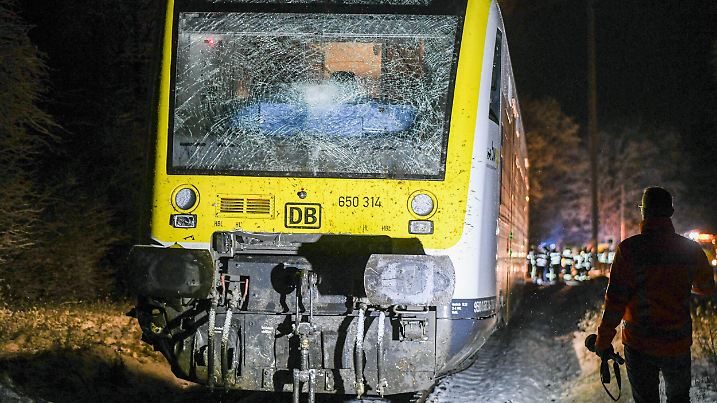 21.11.2024, Baden-Württemberg, Nagold: Ein beschädigter Personenzug steht nach der Kollision mit einem mit Rindern beladenen Pkw-Anhänger an einem Bahnübergang zwischen den Nagoldern Ortsteilen Schietingen und Gündringen. Die Tiere verendeten noch an der Unfallstelle. Foto: Jason Tschepljakow/dpa +++ dpa-Bildfunk +++