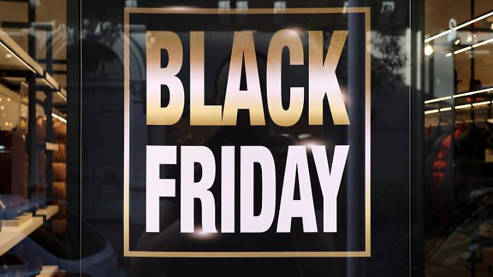 Black Friday 2022, Affiche dans une boutique a Cannes, deja prete pour les soldes du vendredi 25 novembre, Cannes FRANCE - 18/11/2022//SYSPEO_sysB001/Credit:SYSPEO/SIPA/2211201637/Credit:SYSPEO/SIPA/2211201642