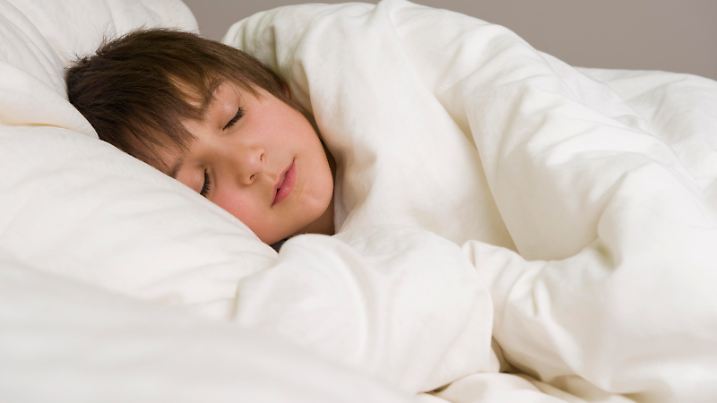 Junge schläft im Bett - boy sleeping Keine Weitergabe an Drittverwerter.