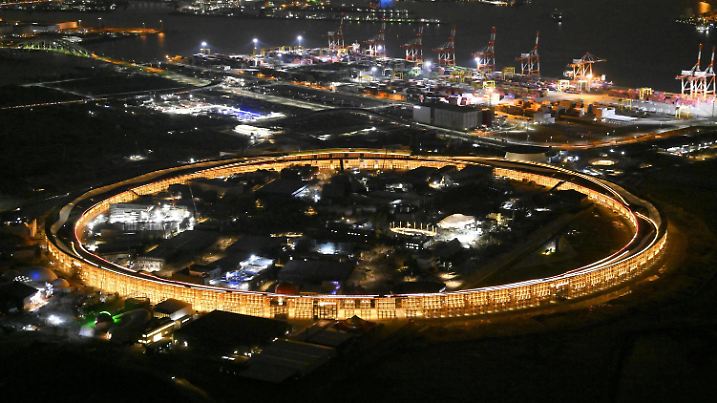 Japan, Weltausstellung Expo 2025 in Osaka - Großer Ring in Yumeshima Gigantic ring of 2025 World Expo Photo taken from a Kyodo News helicopter on Nov. 21, 2024, shows the Great Ring, a gigantic wooden structure symbolizing the site of the 2025 World Exposition, lit up in a test run on an artificial island in the western Japan city of Osaka. PUBLICATIONxINxAUTxBELxBIHxBULxCZExDENxESTxFINxFRAxGEOxGERxGRExHUNxISLxIRLxITAxLATxLTUxLUXxLIExMKDxNORxPORxPOLxROUxSVKxSUIxSRBxSLOxESPxTURxUKxUAExONLY A14AA0003763356P