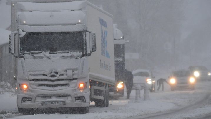 21.11.2024, Frankreich, Beaumont-Les-Autels: Zwei Sattelschlepper stecken in Beaumont-les-Autels, Zentralfrankreich im Schnee fest. In 54 Departements herrscht wegen Schnee, Eis und Wind "Alarmstufe Orange". Foto: Jean-Francois Monier/AFP/dpa +++ dpa-Bildfunk +++