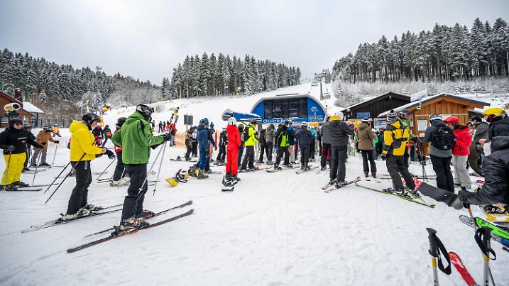 ARCHIV - 08.01.2022, Nordrhein-Westfalen, Winterberg: Zahlreiche Skifahrer stehen am Lift. Auch in Corona-Zeiten sind Spaziergänge, Rodeln und Skifahren im Sauer- und Siegerland sehr beliebt und mit wenigen Einschränkungen sehr gut möglich. Die Gäste müssen einige Regeln wie 2G und Maske-Tragen beachten. Unter der Woche gibt es an den Liften praktisch keine Schlangen. (zu dpa: «Maske, 2G und Bändchen: Schnee- und Skispaß im Sauerland trotz Corona») Foto: Markus Klümper/dpa +++ dpa-Bildfunk +++