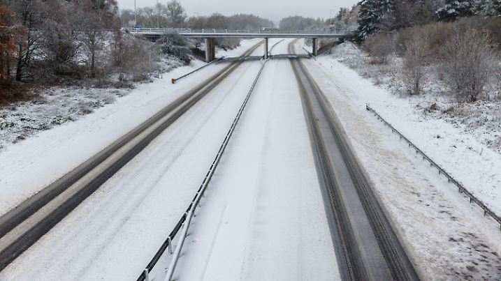 23.11.2024, Großbritannien, Stirling: Eine leere, schneebedeckte Autobahn M9 bei Stirling. Der Sturm Bert hat das Land mit starkem Wind, heftigem Regen, Schnee und Eis im Griff. Foto: Robert Perry/PA Wire/dpa +++ dpa-Bildfunk +++
