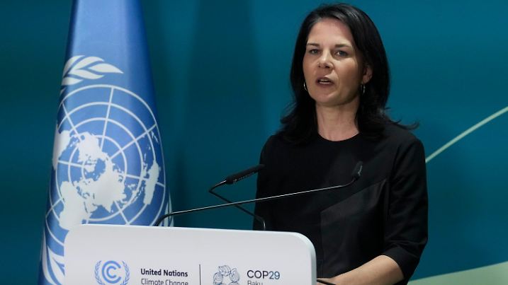 dpatopbilder - 23.11.2024, Aserbaidschan, Baku: Die deutsche Außenministerin Annalena Baerbock spricht während einer Pressekonferenz auf dem UN-Klimagipfel COP29 in Baku, Aserbaidschan. Foto: Rafiq Maqbool/AP/dpa +++ dpa-Bildfunk +++