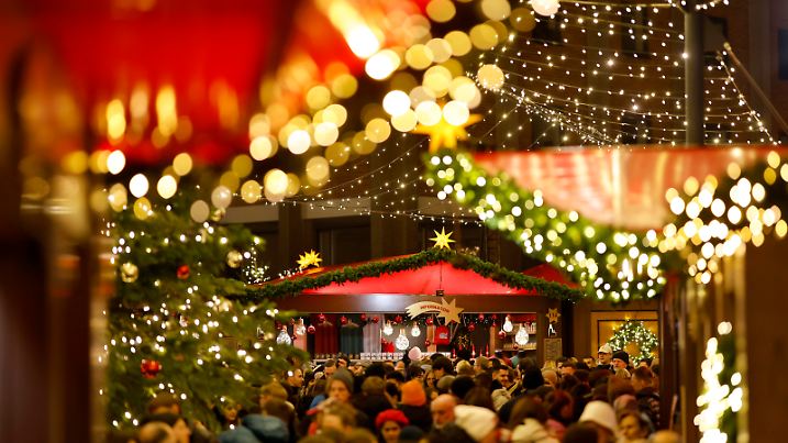 Der Weihnachtsmarkt am Dom in Köln lockt in diesem Jahr wieder viele Besucher mit Kunsthandwerk, Live-Musik, Genuss und einer großen geschmückten Tanne mit Lichterketten. Im Bild Weihnachtsbuden. (Symbolbild, Themenbild) Köln, 18.11.2024