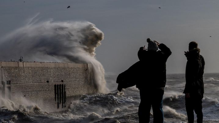 Locals look on as high winds from Storm Bert cause waves to crash over the harbour arm in Folkestone, Britain, November 24, 2024. REUTERS/Chris J. Ratcliffe TPX IMAGES OF THE DAY