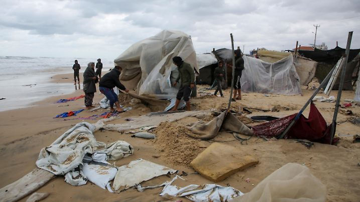 Displaced Palestinians inspect a damaged tent following rising sea levels and heavy rainfall, amid the ongoing conflict between Israel and Hamas, in Khan Younis in the southern Gaza Strip, November 25, 2024. REUTERS/Hatem Khaled