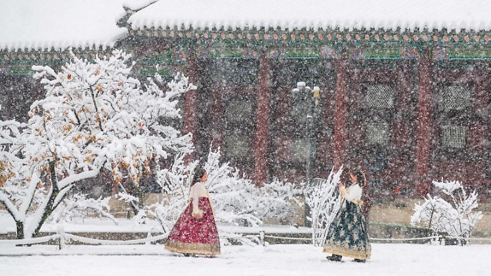 Seoul s New Record First Snow - 27 Nov 2024 Tourists wearing Hanbok, the traditional Korean costume, take a photo with snow at the Gyeongbokgung Palace in Seoul, South Korea. More than 16 centimeters of snow blanketed the South Korea s capital Seoul on November 27, marking the biggest snowfall in November since modern weather observations began in 1907, the Korea Meteorological Administration KMA said. The new record coincided with the first snow of the season in Seoul. Seoul South Korea Copyright: xKimxJae-Hwanx/xSOPAxImagesx jhk241127003