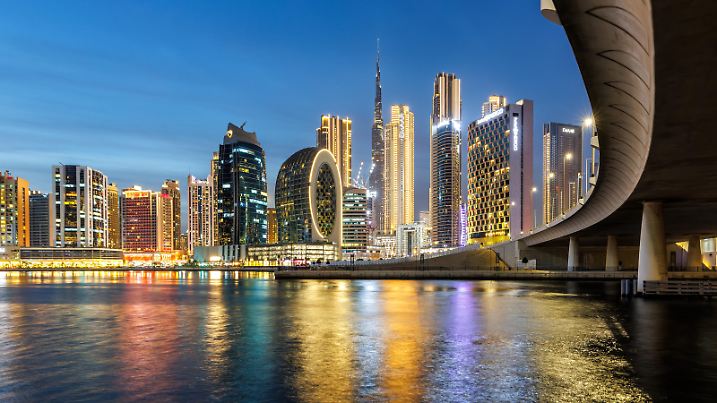 Dubai, Vereinigte Arabische Emirate - 15. Februar 2024: Blick auf Dubai Burj Khalifa Skyline höchstes Gebäude der Welt in Downtown bei Nacht in Dubai, Vereinigte Arabische Emirate.