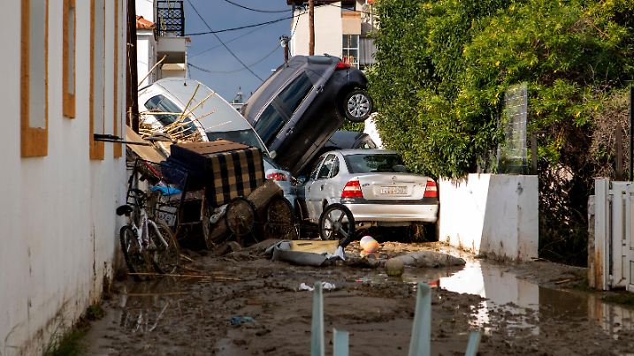Cars are piled up following storm Bora in the area of Lalysos, on the island of Rhodes, Greece, December 1, 2024. REUTERS/Lefteris Damianidis