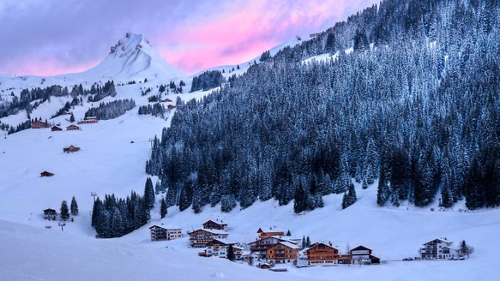 oesterreich, Biosphaere-Park-Grosse Walsertal, Bregenz Waldberge, Damuls Mittagsspitze, 2097 m, bei Tagesanbruch, Austria, Biosphere Park Grosses Walsertal, Bregenz Forest Mountains, Damuls Mittagsspitze, 2097 m, at dawn