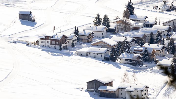 (240117) -- DAVOS, Jan. 17, 2024 (Xinhua) -- This photo taken on Jan. 16, 2024 shows a view of the snow-covered Davos in Switzerland. (Xinhua/Meng Dingbo)