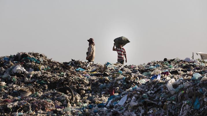 Müllsammler auf Müllhalde, Müllberg mit Abfall und Plastikmüll, Choeung Ek, Phnom Penh, Kambodscha, Asien *** Garbage collector on garbage dump garbage mountain with garbage and plastic garbage Choeung Ek Phnom Penh Cambodia Asia Copyright: imageBROKER/FotoxBeck iblsbe04879657.jpg Bitte beachten Sie die gesetzlichen Bestimmungen des deutschen Urheberrechtes hinsichtlich der Namensnennung des Fotografen im direkten Umfeld der Veröffentlichung!