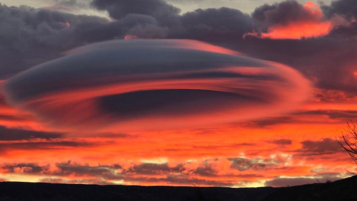 SONDERKONDITIONEN: Satzpreis! ÔLenticular cloud' forms above Greenfield, near Oldham, Gtr Manchester, on Friday November 29, prompting locals to compare the sighting to a UFO. Release date December 2 2024. A rare cloud spotted above a UK town has been compared to a UFO from a Hollywood movie. Amateur snapper Dave Pickett, 38, caught the spectular moment a 'lenticular cloud' flew above Greenfield, near Oldham, Gtr Manchester, on Friday. According to the Met Office, the rare clouds fly between 6,500 to 16,500 ft (1,980 to 5,030 metres) off the ground. The weather agency says they are believed to be one of the most common explanations for UFO sightings across the world. Civil servant Dave said his seven-year-old son Blake spotted the phenomenon from his bedroom, so he grabbed his phone to capture the moment. He said: ÒWe agreed it looked like a spaceship.