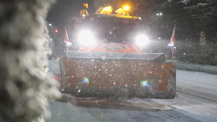 29.11.2023, Wuppertal, Wintereinbruch in Wuppertal und Umgebung, Heftige Schneefälle und Glatteis in der Nacht zum Mittwoch haben für starkes Chaos auf den Straßen in NRW gesorgt. Mehrere Busse haben sich auf Glatter Fahrbahn festgefahren und sind stecken geblieben. Der Winterdienst ist im Dauereinsatz um die Straßen und Wege vom Schnee frei zu bekommen. Die Räumung und Streuung bei Schnee und Eisglätte durch den Winterdienst erfolgt zum Teil zu spät, mehrere Busse, Bahnen und LKW blieben stecken und konnten nicht weiterfahren. Es kam zu Stau, beeinträchtigungen des Bahnverkehrs und des öffentlichen Regionalverkehrs. Nordrhein-Westfalen Deutschland *** 29 11 2023, Wuppertal, Onset of winter in Wuppertal and the surrounding area, He