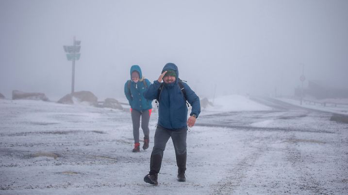 Sturmtief Frederic bringt den Winter zurück. Im Gepäck hat er neben deutlich kälteren Temperaturen und Schneeschauern viel Wind. An der Küste und auf dem Brocken gibt es Orkanböen. Dazu fiel etwas Schnee, sodass das Brockenplateau vereist war. Viele Touristen trotzten den Sturm und bestiegen den Brocken. Dabei hatten viele Mühen sich auf den Beinen zu halten. Sogar Radfahrer sah man. Die Brockenbahn hat hingegen ihren Betrieb eingestellt.