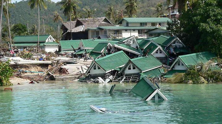 ARCHIV - Ein Tsunami zerstört am 29.12.2004 am Strand gelgene  Bungalows auf der Insel Phi Phi in Thailand (Archivfoto vom 28.03.2005). Bei der furchtbaren Tsunami-Katastrophe von  2004 kommen am zweiten Weihnachtstag mehr als 230.000 Menschen ums Leben. Gewaltige Flutwellen verwüsten innerhalb weniger Stunden die Küsten des Indischen Ozeans. Auslöser ist ein schweres Erdbeben der Stärke 9,1 vor der Küste der indonesischen Insel Sumatra. Mindestens1,5 Millionen Menschen werden obdachlos. Foto: EPA/ STRINGER (zu dpa-Themenpaket: "Chronologie der Flutkatastrophe in Südasien 2004" vom 23.12.2009)  +++(c) dpa - Bildfunk+++