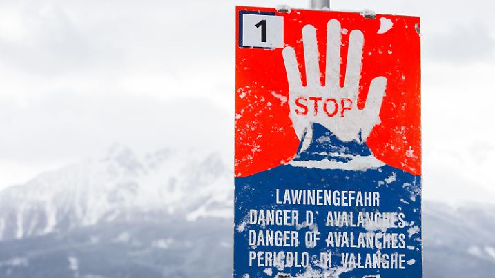 ARCHIV - 03.01.2019, Österreich, Innsbruck: Ein Warnschild mit der Aufschrift "Stop- Lawinengefahr" ist im Raum Innsbruck zu sehen. (zu dpa: «Zwei Lawinen-Tote in Österreich») Foto: Jakob Gruber/APA/dpa +++ dpa-Bildfunk +++