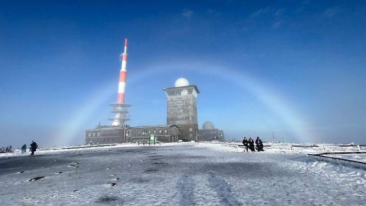 25.12.2024, Sachsen-Anhalt, Schierke: Ein Nebelbogen steht über dem Brocken. Er entsteht, wenn das Sonnenlicht sich in den Eiskristallen bricht. Foto: Matthias Bein/dpa +++ dpa-Bildfunk +++
