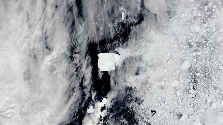 15.12.2024, ---: Satellitenbild des Eisbergs A23a. Der größte und älteste Eisberg der Welt ist Jahrzehnte nach seinem Abbrechen vom Schelfeis auf dem Weg nach Norden. (zu dpa «Weltweit größter Eisberg setzt sich in Bewegung») Foto: Cover Images/Zuma Press/dpa +++ dpa-Bildfunk +++