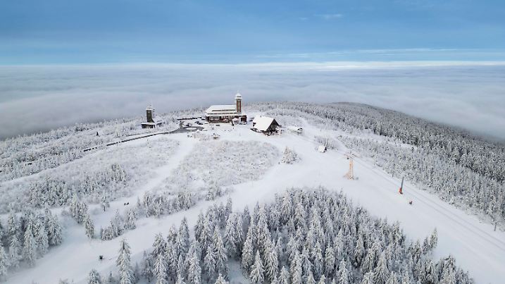 Lust auf Winter Nach tagelangem November grau gab es in den Mittelgebirgen reichlich Neuschnee. Doch auch hier waren die letzten Tage grau und trüb. Am Mittwoch sank die Nebelobergrenze und in den Hochlagen des Erzgebirges gab es ein Wintermärchen. Viel Schnee, zentimeterdicker Raureif und dazu Sonnenschein. Zeitweise gab es sogar Kaiserwetter. Schnee im Dezember missen aktuell viele Menschen, herrscht aktuell nur ein Bergwinter. Die weite Fahrt aus dem Tiefland ins Erzgebirge wird aber mit diesen Bilder belohnt. Auch in den nächsten Tagen kann der Fichtelberg immer wieder aus dem Nebelmeer heraus schauen. Bei frostigen Temperaturen kann man also weiterhin märchenhafte Aufnahmen auf dem Fichtelberg genießen. Fichtelberg Sachsen Deuts