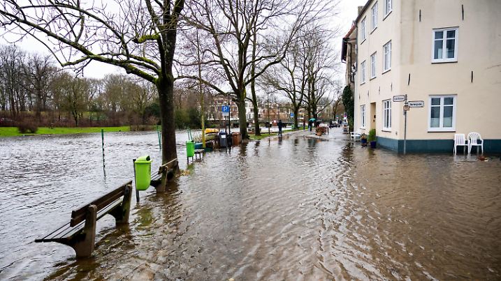 09.12.2024, Schleswig-Holstein, Lübeck: Das Wasser der Trave tritt in der Altstadt über die Ufer. Stürmisches Wetter sorgt für hohe Wasserstände. Foto: Daniel Bockwoldt/dpa +++ dpa-Bildfunk +++