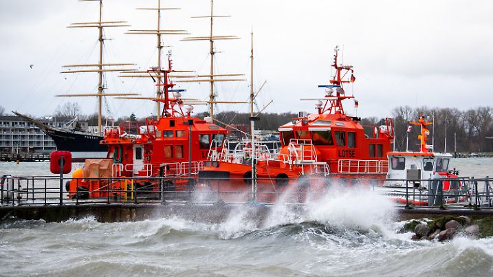 09.12.2024, Schleswig-Holstein, Lübeck-Travemünde: Wellen peitschen an der Lübecker Bucht gegen einen Anleger. Stürmisches Wetter sorgt für hohe Wasserstände im Norden. Foto: Daniel Bockwoldt/dpa +++ dpa-Bildfunk +++