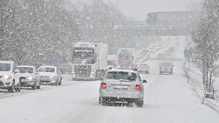Cars drive along the snowy road between Jihlava and Kostelec, Vysocina Region, Czech Republic, December 6, 2024. CTKxPhoto/LubosxPavlicek CTKPhotoP2024120603010 PUBLICATIONxNOTxINxCZExSVK CTKPhotoP2024120603010