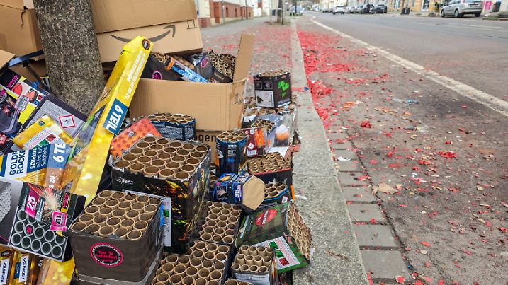 Leipzig - Massenweise Müll nach Silvester-Feuerwerk: Stadtreinigung seit der Nacht im Großeinsatz 01.01.2024 gegen 13.15 Uhr Stadtgebiet Leipzig Nach dem Feuerwerk ist vor den Müllbergen: Seit der Nacht sind Mitarterinnen und Mitarbeiter der Stadtreinigung Leipzig im Großeinsatz, um Reste von Feuerwerks-Batterien und Rakten aus den Straßen zu beräumen. Bereits in der Nach gegen 2 Uhr begann der Großeinsatz am Connewitzer Kreuz, dem Augustusplatz, der Eisenbahnstraße und weiteren zentralen Orten. Weitere Säuberungsaktionen werden auch an Neujahr und den folgendne Tagen anhalten. Auch Hausbesitzer sind dazu aufgerufen, die Wege vor ihren Häusern zu bereinigen. Jedes Jahr fallen mehrere Dutzend Tonnen Müll in Leipzig nach Silveste Copyright: xEHLxMedia/BjörnxStachx 240101_silvester-muell-leipzig_3