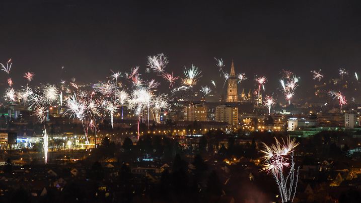 Symbolbild Feuerwerk, Nacht, Stadtansicht, Feier, Lichter, Fest, Silvester, Kirchturm, urbane Landschaft, leuchtende Explosionen, Skyline, festliche Atmosphäre, Freiburg, Schwarzwald, Menschenmengen, Feierlichkeiten *** Symbolic image fireworks, night, cityscape, celebration, lights, party, new years eve, church tower, urban landscape, luminous explosions, skyline, festive atmosphere, Freiburg, black forest, crowds, festivities Copyright: xArnexAmbergx