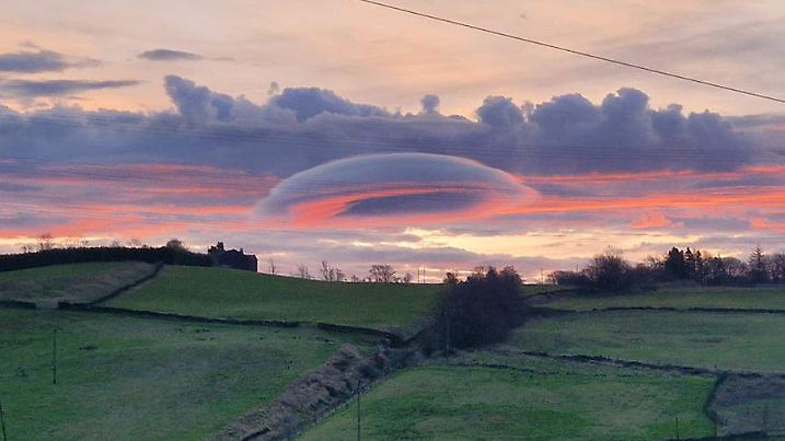 SONDERKONDITIONEN: Satzpreis! Lenticular cloud' forms above Greenfield, near Oldham, Gtr Manchester, on Friday November 29, prompting locals to compare the sighting to a UFO. Release date December 2 2024. A rare cloud spotted above a UK town has been compared to a UFO from a Hollywood movie. Amateur snapper Dave Pickett, 38, caught the spectular moment a 'lenticular cloud' flew above Greenfield, near Oldham, Gtr Manchester, on Friday. According to the Met Office, the rare clouds fly between 6,500 to 16,500 ft (1,980 to 5,030 metres) off the ground. The weather agency says they are believed to be one of the most common explanations for UFO sightings across the world. Civil servant Dave said his seven-year-old son Blake spotted the phenomenon from his bedroom, so he grabbed his phone to capture the moment. He said: We agreed it looked like a spaceship.