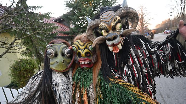 30.11.2024, Bayern, Kirchseeon: Maskierte Gestalten zeigen sich bei dem ersten von mehreren Perchtenläufen in Kirchseeon. Der Kirchseeoner Perchtenlauf ist ein Straßenumzug, bei dem unterschiedlich maskierte Gestalten an mehreren Terminen durch den Ort ziehen. Den Lauf gibt es seit rund 70 Jahren, seit 2022 zählt er zum Immateriellen Kulturerbe Bayerns. Ähnliche Brauchtumsveranstaltungen mit schaurig maskierten Gestalten gibt es auch in etlichen anderen Orten in der Alpenregion. Foto: Felix Hörhager/dpa +++ dpa-Bildfunk +++