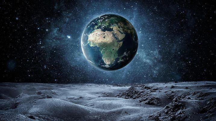 Planet earth seen fron the moon surface with copy space. 3d render, textures furnished from https://visibleearth.nasa.gov/images/73580/january-blue-marble-next-generation-w-topography-and-bathymetry/73586l
