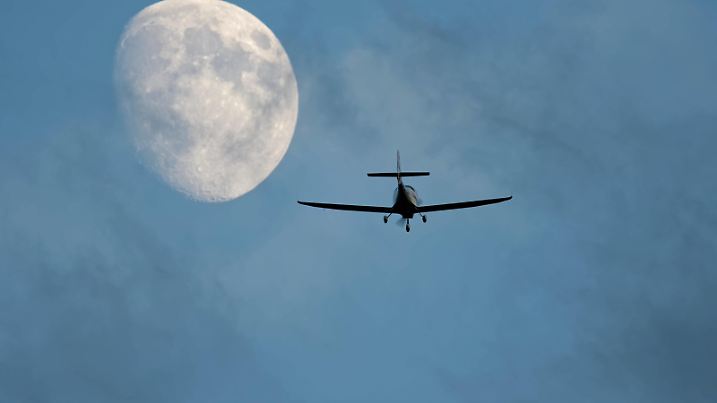 Flugzeug fliegt Richtung Mond Flugzeug fliegt Richtung Mond Copyright: xZoonar.com/JLANDSHOEFTx 11039762