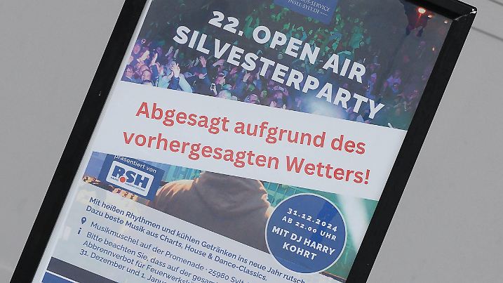 31.12.2024, Westerland --- Ein Schild Silvesterparty - Abgesagt aufrund des vorhergesagten Wetters steht in der Musikmuschel auf der Promenade von Westerland auf auf der Nordseeinsel Sylt. Westerland Schleswig-Holstein Deutschland *** 31 12 2024, Westerland A sign New Years Eve party canceled due to the predicted weather stands in the music shell on the promenade of Westerland on the North Sea island of Sylt Westerland Schleswig Holstein Germany