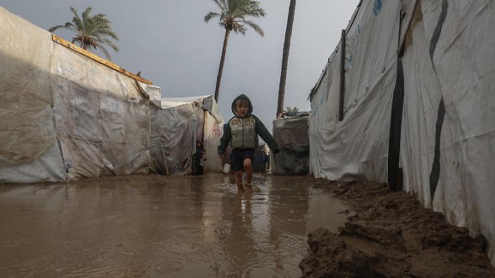 Internally displaced Palestinians walk outside their tents on a windy day west of Deir al-Balah, central Gaza Strip Internally displaced Palestinians walk outside their tents on a windy day west of Deir al-Balah, central Gaza Strip, December 31, 2024. According to the United Nations, at least 1.9 million people or nine out of ten people across the Gaza Strip are internally displaced, including people who have been displaced repeatedly. Photo by Omar Ashtawy apaimages Deir al-Balah Gaza Strip Palestinian Territory 311224_Dair_EL-Balah_OSH_0033 Copyright: xapaimagesxOmarxAshtawyxxapaimagesx