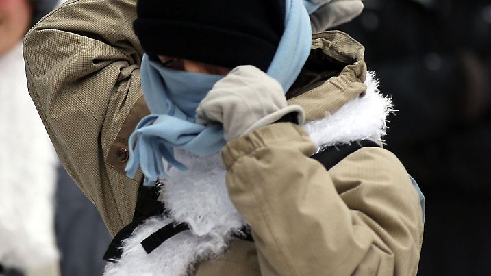 Mit Mütze und Schal im Gesicht geht eine Frau am Mittwoch (01.12.2010) in Köln durch die Stadt. Am kalendarischen Winteranfang herrschen in ganz Deutschland eisige Temperaturen. Foto: Oliver Berg dpa/lnw  +++(c) dpa - Bildfunk+++