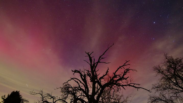 dpatopbilder - 01.01.2025, Baden-Württemberg, Großerlach: Polarlichter erscheinen über dem Murrtal bei Großerlach. Foto: Alexander Wolf/onw-images/dpa +++ dpa-Bildfunk +++