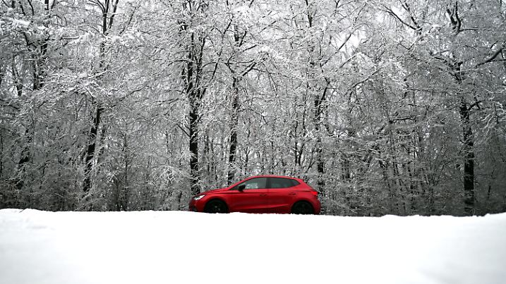 02.01.2025, Nordrhein-Westfalen, Lammersdorf: Autos fahren an schneebedeckten Bäumen in der Eifel vorbei. Eine Mischung aus Schnee und Regen erwartet die Menschen in Nordrhein-Westfalen auf dem Weg zum ersten Wochenende des Jahres. Am Vormittag schneit es oberhalb von 200 bis 300 Metern, wie der Deutsche Wetterdienst (DWD) mitteilte. In höheren Lagen werde es zudem glatt. Die Temperaturen erreichen höchstens 3 bis 6 Grad. Foto: Federico Gambarini/dpa +++ dpa-Bildfunk +++