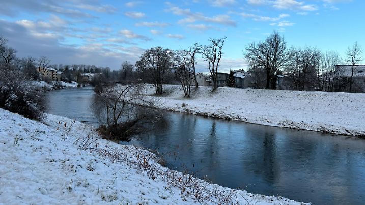 Das Foto zeigt eine leichte Schneebedeckung an der Mangfall in Rosenheim