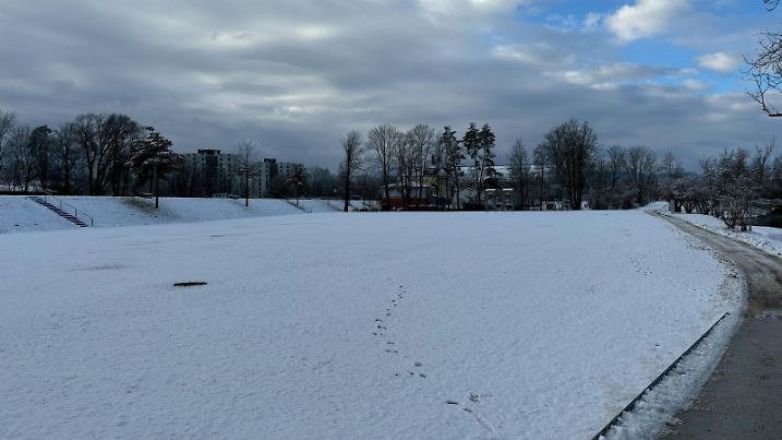 Schneebedeckung in Rosenheim an der Mangfall nach einem Schneefall heute Nacht.