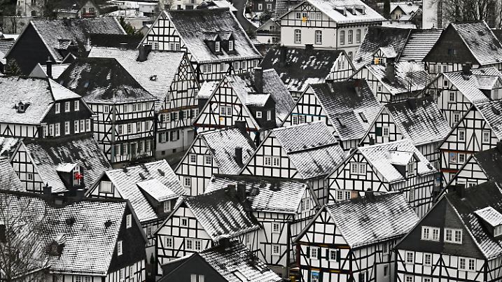 03.01.2025, Nordrhein-Westfalen, Freudenberg: Schnee legt auf den Dächern der Fachwerkhäuser des historischen Stadtkerns. Am ersten Wochenende des Jahres können die Menschen in Nordrhein-Westfalen immer wieder mit Schneeschauern und Schneeregen rechnen. Wärmer wird wieder im Laufe des Sonntags · durch Eisregen kann es allerdings glatt werden, warnt der Deutsche Wetterdienst (DWD). Foto: Federico Gambarini/dpa +++ dpa-Bildfunk +++