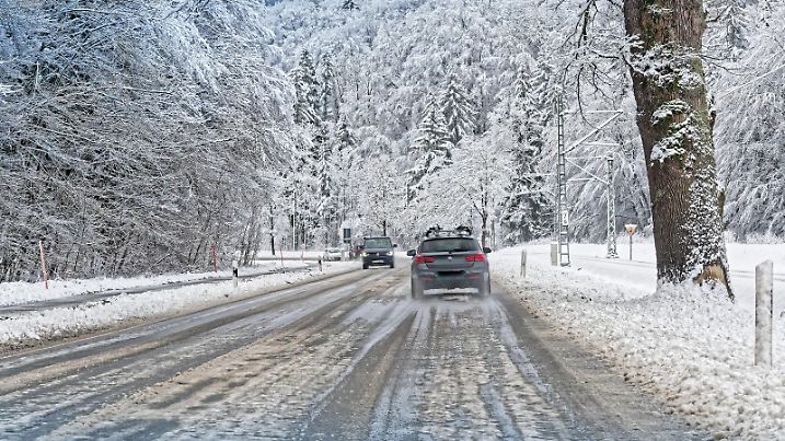 Achtung Glatteis. Winterliche Fahrbahn im bayerischen Alpenvorland bei Siegsdorf. Siegsdorf Bayern Deutschland Copyright: xRolfxPossx