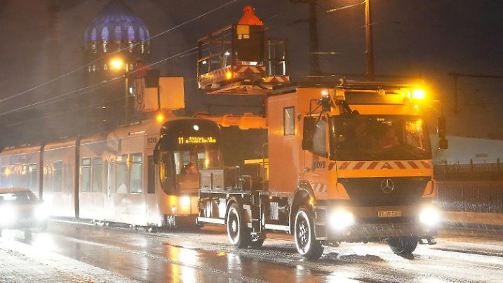 05.01.2025, Sachsen, Dresden: Techniker der Dresdner Verkehrsbetriebe (DVB) enteisen Oberleitungen der Straßenbahn auf der Marienbrücke über der Elbe. Blitzeis hat den öffentlichen Personennahverkehr (ÖPNV) auf der Marienbrücke in der Altstadt komplett zum Erliegen gebracht. Foto: Benedict Bartsch/xcitepress/dpa +++ dpa-Bildfunk +++