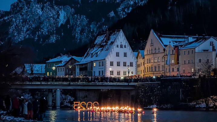 New Year s Torchlight Swim In The Bavarian River Lech In Fuessen In Fussen, East Allgau, Swabia, Bavaria, Germany, on January 1, 2025, up to a hundred lifeguards from the water rescue service traditionally descend into the wintry cold River Lech with torches at dusk on New Year s Day. They float downstream past the old town of Fussen by torchlight to wish the several thousand spectators a Happy New Year. Fuessen Germany PUBLICATIONxNOTxINxFRA Copyright: xMichaelxNguyenx originalFilename: nguyen-notitle250101_npj3z.jpg