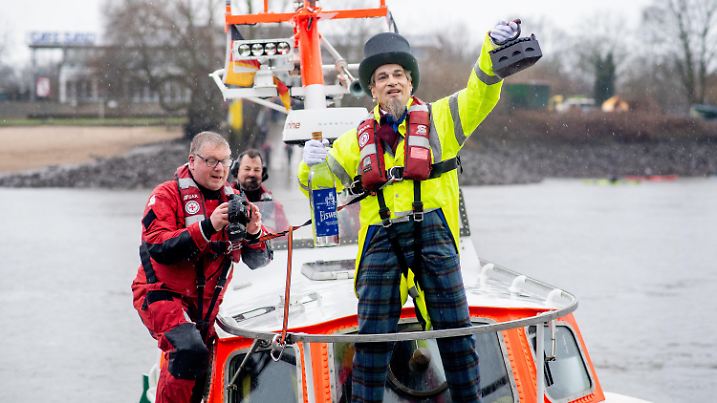 06.01.2025, Bremen: Der Eiswettenschneider Peter Lüchinger fährt auf einem Seenotrettungsboot der Deutschen Gesellschaft zur Rettung Schiffbrüchiger (DGzRS) über die Weser. Der Brauch der Bremer Eiswette geht auf Bremer Kaufleute zurück, die 1828 wetteten, ob die Weser Anfang Januar 1829 zugefroren sein würde. Das Spektakel lockt jährlich viele Schaulustige an die Weser. Foto: Hauke-Christian Dittrich/dpa +++ dpa-Bildfunk +++